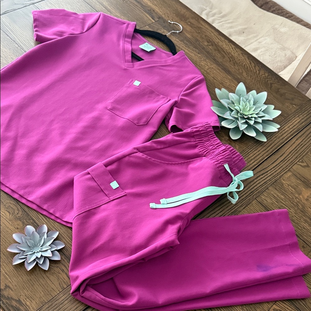Garde Malade xs Pink Scrub Set with Mint Accents